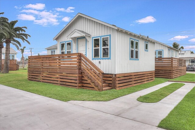 view of front of house featuring a deck and a front lawn