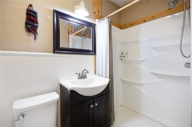 bathroom with a shower with curtain, vanity, and toilet