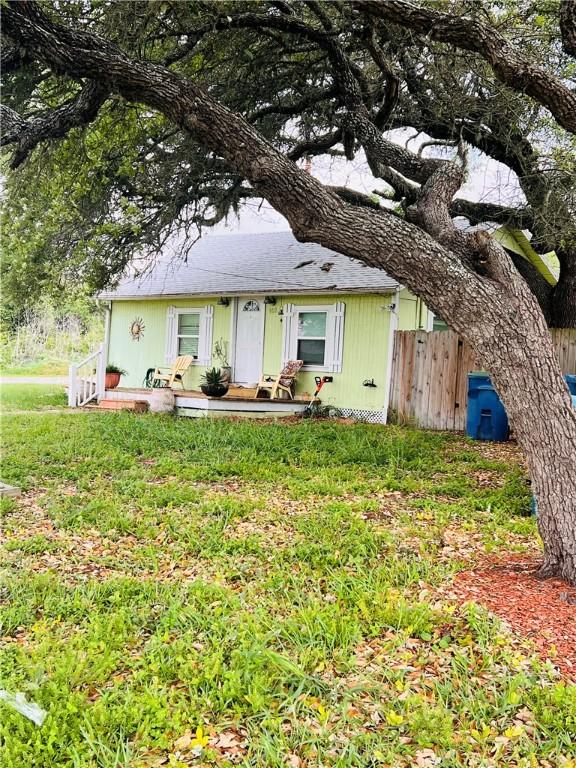 402 E Nopal St, Rockport, TX 78382 - ranch-style house featuring fence and a front yard