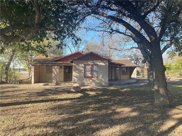 view of front of home with a front lawn