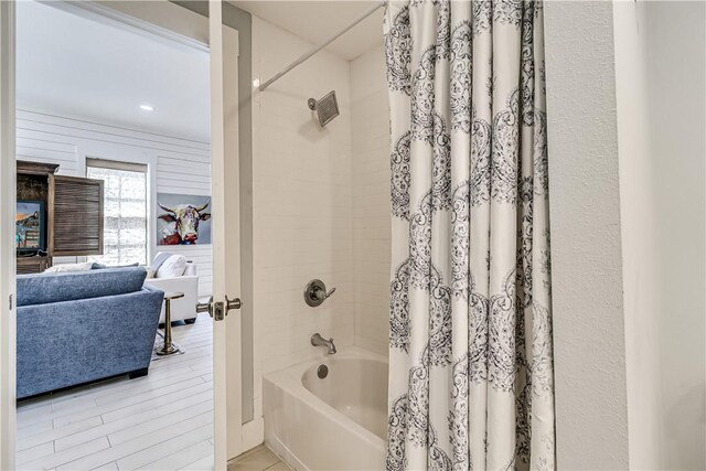 bathroom with shower / bath combo