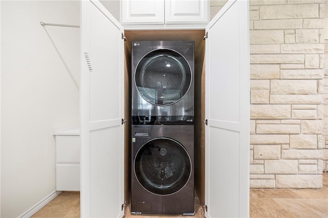 606 Grant Pl, Corpus Christi, TX 78411 - laundry room featuring stacked washer / drying machine and baseboards