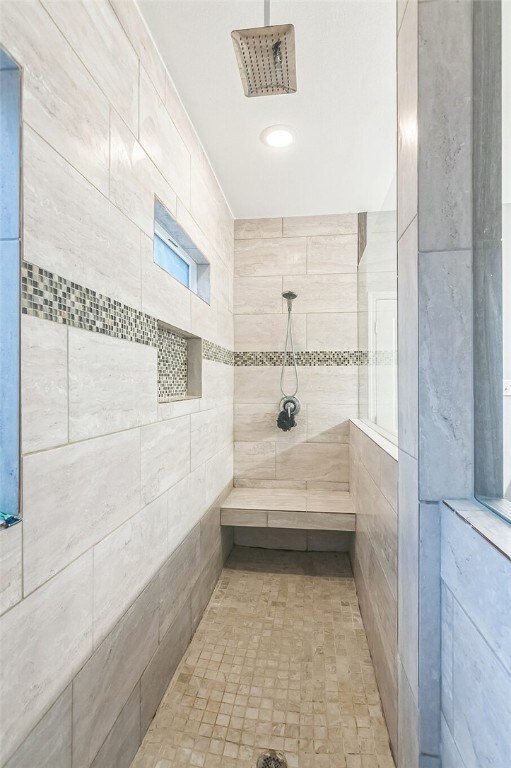 6705 Empire State Dr, Corpus Christi, TX 78414 - full bath featuring tiled shower and recessed lighting
