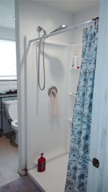 full bathroom featuring a stall shower