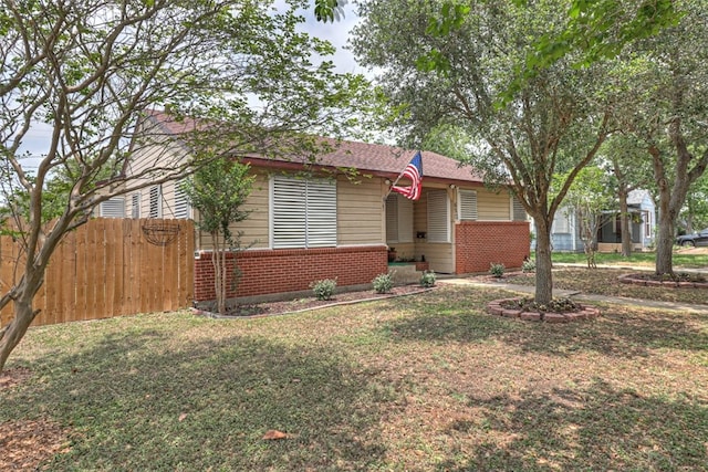 ranch-style home featuring a front yard