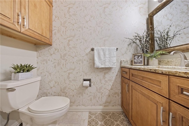 6031 Lost Creek Dr, Corpus Christi, TX 78413 - bathroom featuring baseboards, toilet, vanity, and wallpapered walls