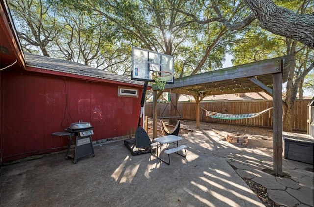 view of patio featuring an outdoor fire pit and grilling area