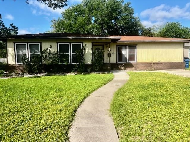 502 S Stephenson St, Beeville, TX 78102 - ranch-style home with a front lawn