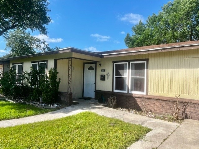 502 S Stephenson St, Beeville, TX 78102 - ranch-style house featuring a front yard
