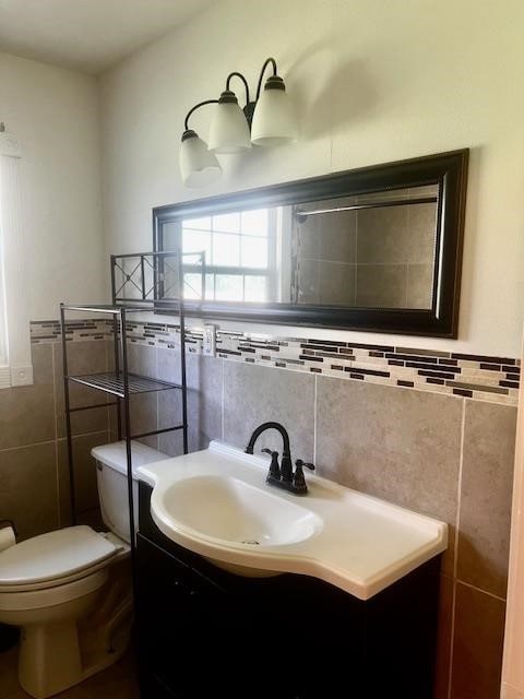 502 S Stephenson St, Beeville, TX 78102 - bathroom with tile walls and vanity