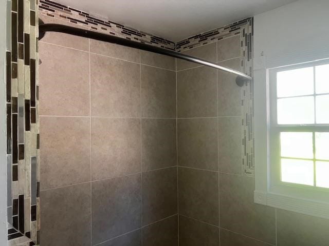 502 S Stephenson St, Beeville, TX 78102 - bathroom featuring tiled shower