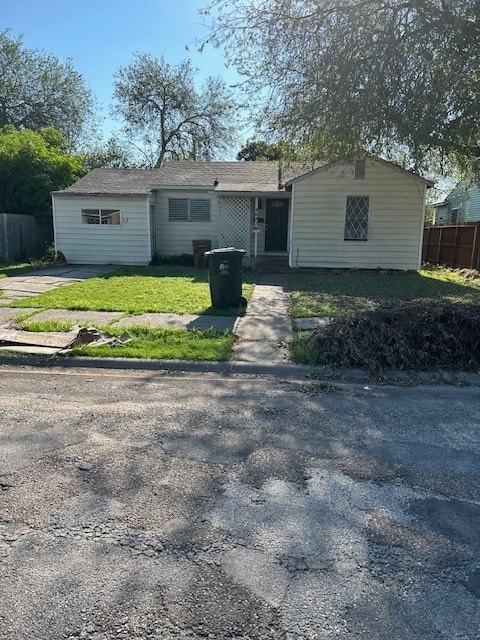 ranch-style house featuring a front lawn