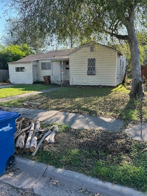 ranch-style home with a front yard