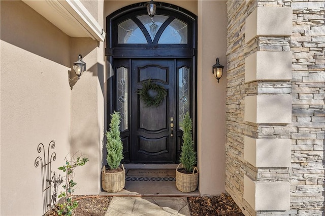 property entrance featuring stucco siding