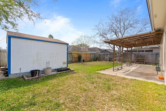 view of yard featuring an outdoor structure, a fenced backyard, and a patio area