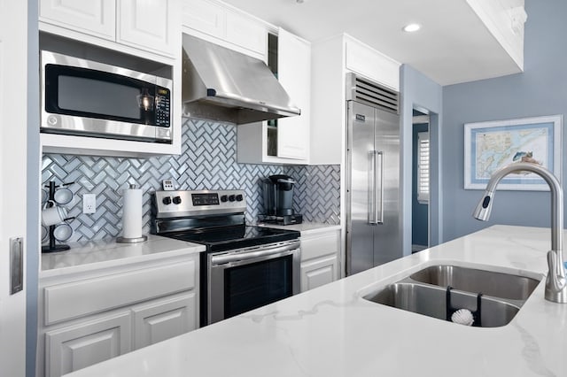 1819 Bay Shore Dr, Rockport, TX 78382 - kitchen with stainless steel appliances, a sink, under cabinet range hood, decorative backsplash, and recessed lighting