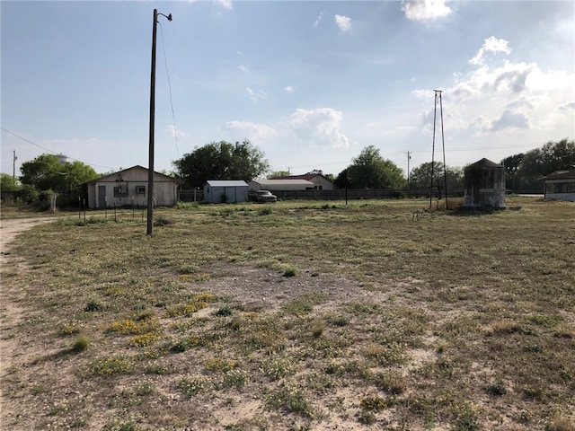 view of yard featuring an outbuilding