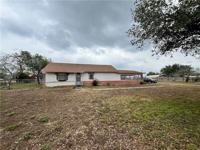 single story home featuring a front lawn