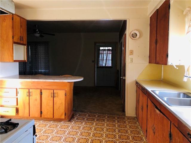 kitchen with ceiling fan, plenty of natural light, sink, and white stove