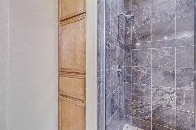 bathroom featuring tiled shower