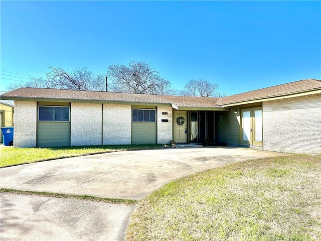 ranch-style house featuring a front lawn