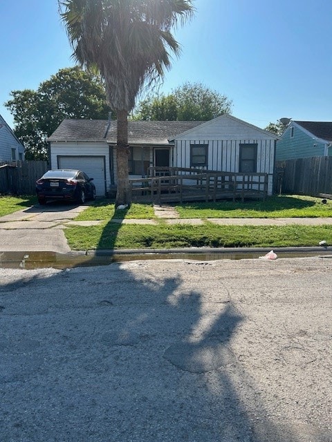 view of front of house featuring a garage and a front yard