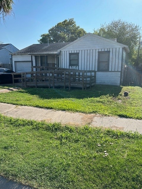 view of front of house with a front yard