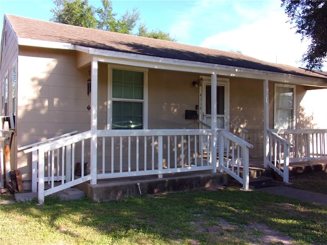 view of front facade featuring a front lawn