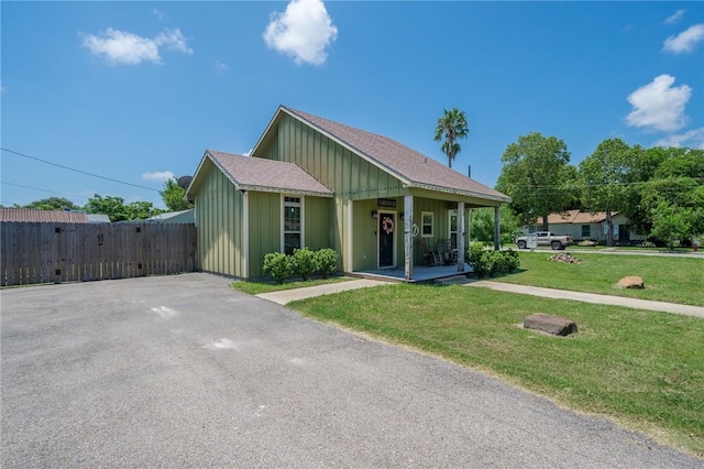 view of front of property with a front lawn