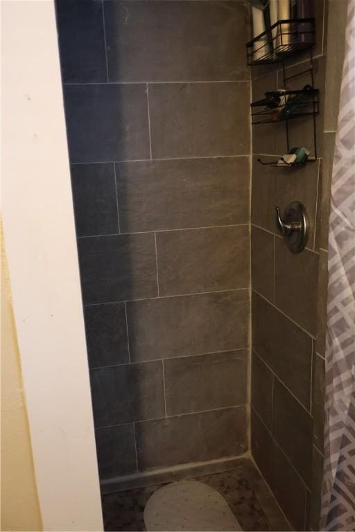 109 Kissling Ave, Robstown, TX 78380 - full bathroom with tiled shower