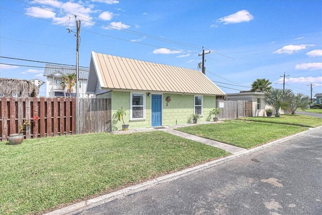 view of front of property with a front yard