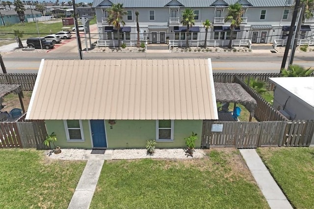 view of front of property with a front yard