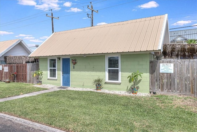 view of front of property featuring a front yard