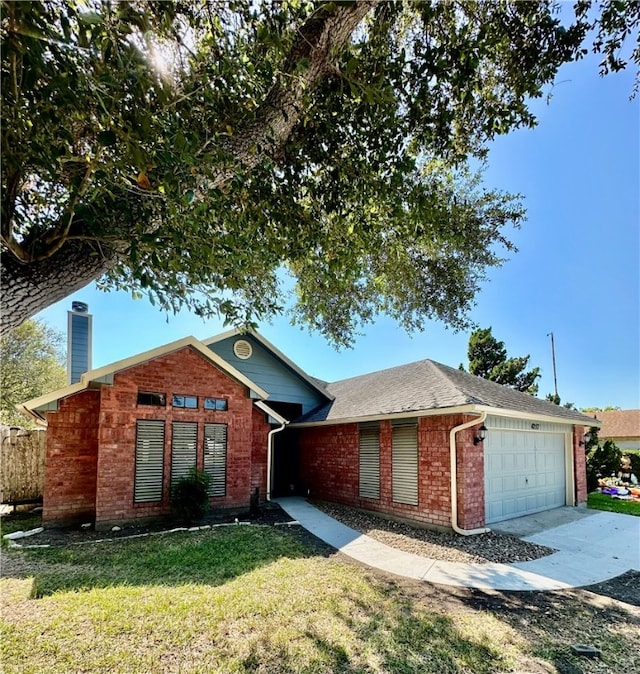 view of front of home featuring a front lawn and a garage