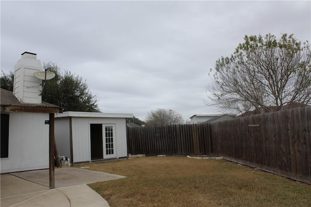 view of yard with a patio and a storage unit