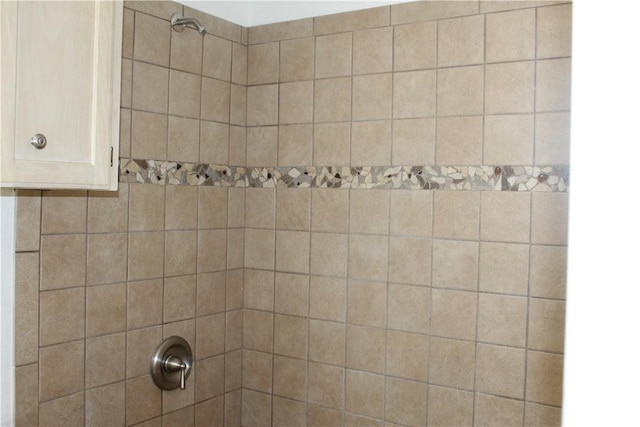 bathroom featuring a tile shower