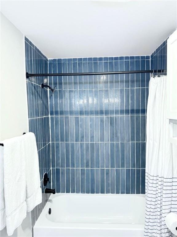 full bathroom featuring shower / bath combo with shower curtain