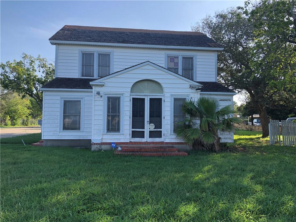 view of front of home with a front yard