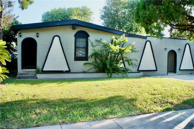 view of front of house featuring a front yard