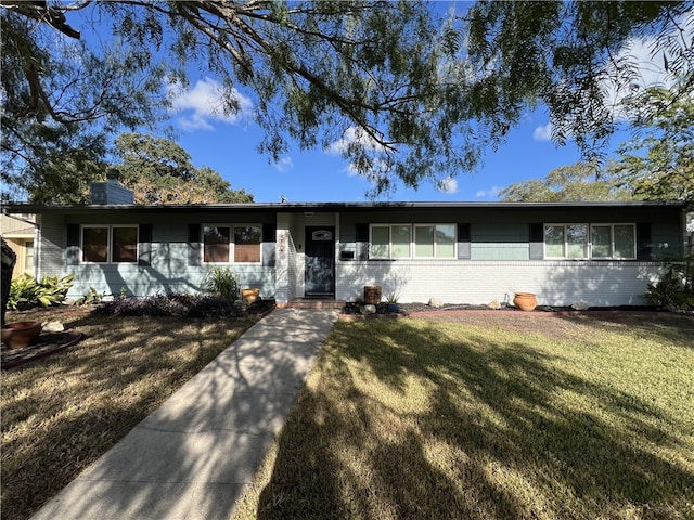 single story home featuring a front lawn