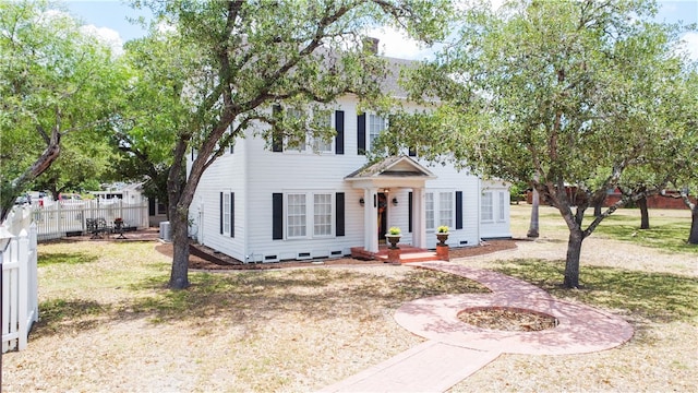 view of front of property featuring a front yard