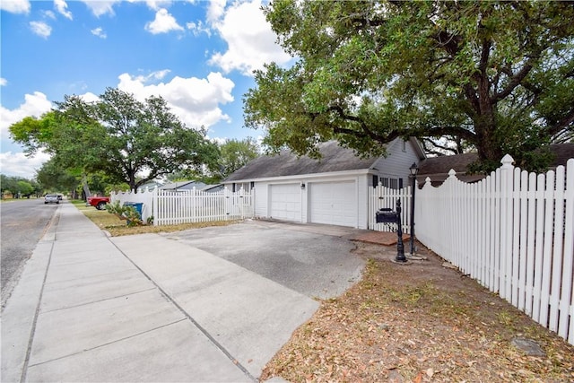 203 S Bowie St, Sinton, TX 78387 - view of property exterior featuring fence
