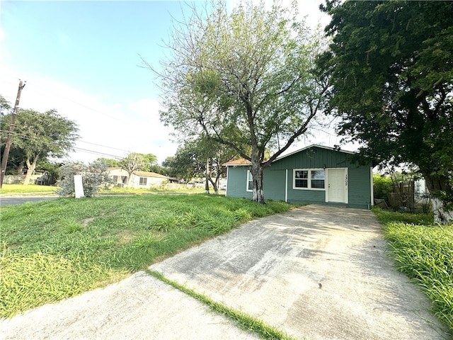 view of front of property with a front lawn