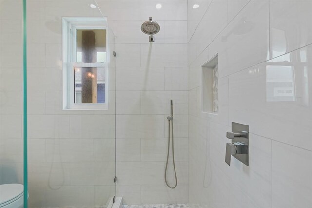 1007 S Live Oak St, Rockport, TX 78382 - full bath with a tile shower and toilet