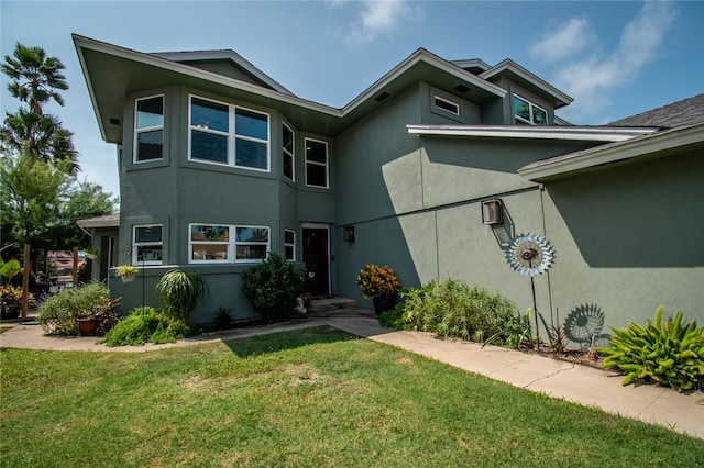 view of front of home featuring a front lawn