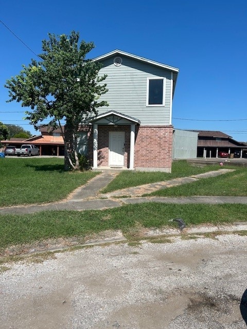 view of front of home with a front lawn