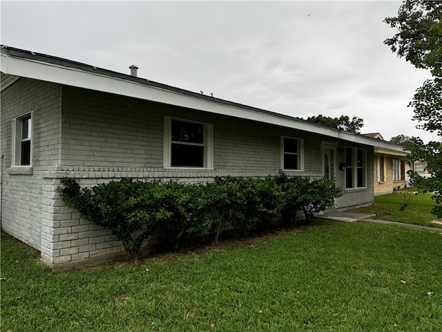 view of front of house with a front lawn