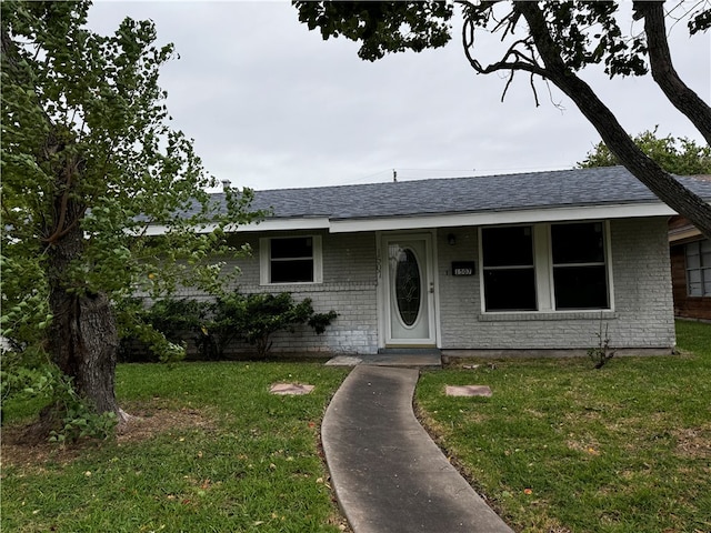 single story home with a front yard