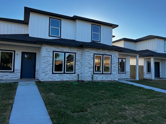 view of front facade featuring a front yard