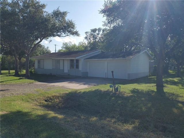 view of front of house with a front lawn, driveway, and a garage